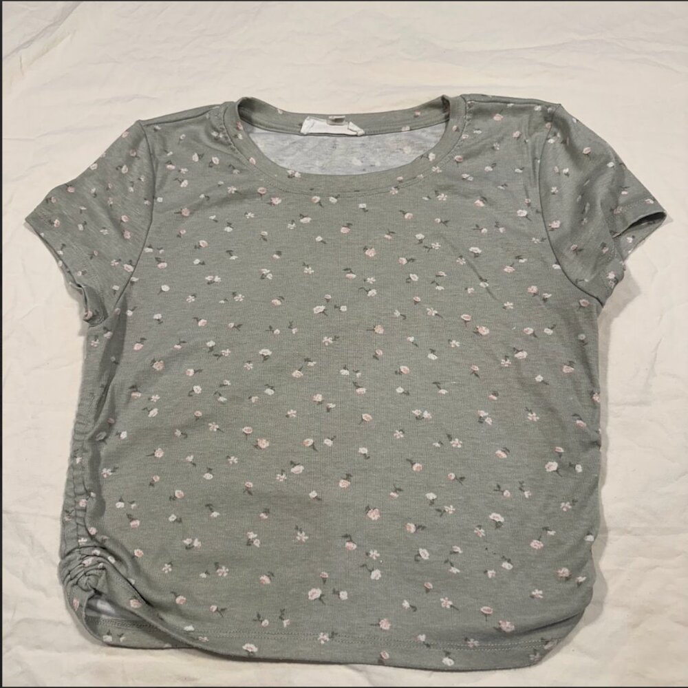 Pink Rose grey T-shirt Medium with dainty rose print and slight side ruching